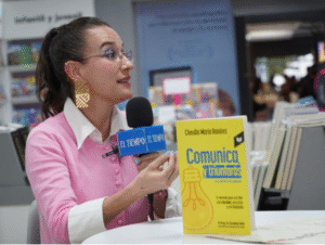 Claudia María Ramírez y su libro Comunica, y triunfarás